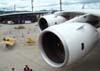 Turbinas (Rolls-Royce Trent 900) da asa direita do Airbus A380, número de série 007, F-WWJB, futuro avião da Emirates, e a réplica do Demoiselle do Museu Asas de Um Sonho. (11/12/2007)