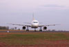 Airbus A319-132, PR-MAM, da TAM, taxiando após o pouso. (19/08/2006)