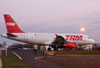 Airbus A319-132, PR-MAM, da TAM, estacionado no ptio. (19/08/2006)