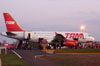 Airbus A319-132, PR-MAM, da TAM, estacionado no ptio durante o emabarque e o desembarque de cargas e passageiros. (19/08/2006)