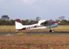 Taxiamento do Cessna 180B, PT-KXT, do comandante Costa, usado para o lanamento e pra-quedistas.