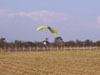 Pra-quedista da equipe Skydive Araraquara no momento do pouso.