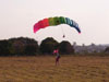 Pra-quedista da equipe Skydive Araraquara no momento do pouso.