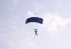 Pra-quedista da equipe Skydive Araraquara durante o vo.