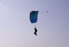 Pra-quedista da equipe Skydive Araraquara durante o vo.