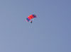 Pra-quedista da equipe Skydive Araraquara durante o vo.