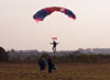 Pra-quedista da equipe Skydive Araraquara no momento do pouso.