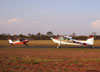 Cessna 180B, PT-KXT, do comandante Costa, cruzando com o Aero Boero 115, PP-GKB, do Aero-clube de Araraquara.