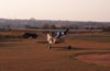 Cessna 180B, PT-KXT, do comandante Costa, usado para o lanamento e pra-quedistas.