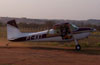 Cessna 180B, PT-KXT, do comandante Costa, taxiando em direo  pista.