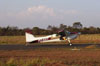 Cessna 180B, PT-KXT, do comandante Costa, taxiando em direo  pista.