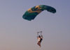 Rogrio, pra-quedista da equipe Skydive Araraquara, chegando para o pouso.