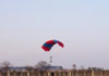 Pra-quedista da equipe Skydive Araraquara no momento do pouso.