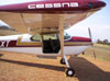 Cessna 180B, PT-KXT, do comandante Costa, usado para o lanamento e pra-quedistas.