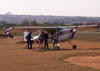 Pra-quedistas da equipe Skydive Araraquara embarcando no Cessna 180B, PT-KXT, do comandante Costa.