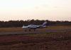 Piper/Embraer EMB-810D, Seneca III, PT-VAI, taxiando em direo ao hangar do Aero-clube de Araraquara. (28/07/2006)