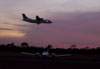 ATR-42-300, PT-MFU, da Pantanal, se aproximando para o pouso. Abaixo, o Piper/Embraer EMB-810C, Seneca II, PT-OVL, da EJ. (28/07/2006)