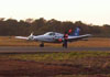 Piper PA-34-200 Seneca, da EJ, taxiando em direo ao hangar do Aero-clube de Araraquara. (28/07/2006)