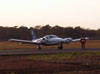 Piper PA-34-200 Seneca, da EJ, estacionado ao lado da taxiway que liga o ptio ao hangar do Aero-clube de Araraquara. (28/07/2006)