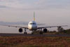 Airbus A320-232, PT-MZX, da TAM, taxiando em direo ao ptio de estacionamento. (28/07/2006)