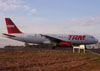 Airbus A320-232, PT-MZX, da TAM, taxiando no ptio de estacionamento. (28/07/2006)