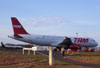 Airbus A320-232, PT-MZX, da TAM, estacionado no ptio. (28/07/2006)