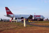 Airbus A320-232, PT-MZX, da TAM, estacionado no ptio. (28/07/2006)