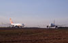  esquerda, o Boeing 737-76N, PR-GID, da Gol, ex-N745AL, da Aloha Airlines, taxiando em direo ao ptio, e  direita, o Airbus A320-232, PT-MZX, da TAM, esperando a passagem da aeronave da GOL. (28/07/2006)