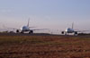  esquerda, o Boeing 737-76N, PR-GID, da Gol, ex-N745AL, da Aloha Airlines, taxiando em direo ao ptio, e  direita, o Airbus A320-232, PT-MZX, da TAM, esperando a passagem da aeronave da GOL. (28/07/2006)