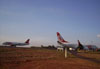  esquerda, o Airbus A320-232, da TAM, e  direita o Boeing 737-76N, PR-GID, da Gol, ex-N745AL, da Aloha Airlines, estacionado no ptio. (28/07/2006)