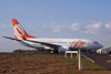 Boeing 737-76N, PR-GID, da Gol, ex-N745AL, da Aloha Airlines, estacionado no ptio. (28/07/2006)