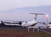 A esquerda, o Swearingen SA-227AT Merlin IVC, prefixo N313D, da Amrica Air Txi Areo, e a direita, o ATR-42-300, PT-MFU, da Pantanal, estacionados no ptio. (28/07/2006)