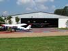 Um dos hangares do aeroclube de Itpolis e o Aero Boero 115 PP-FLC, tambm do aeroclube de Itpolis, sendo reabastecido. (04/11/2006)