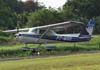 Cessna 152 II, PT-WQQ, da EJ Escola de Aviao Civil, momentos antes do pouso. A cauda desta aeronave tem uma pintura diferente no lado esquerdo porque ela  utilizada exclusivamente para treinar os pilotos do Curso de Cincias Aeronuticas da ITE de Bauru. (04/11/2006)