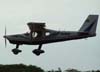 Ultravia/Flyer Pelican 500BR, PU-MCM, realizando uma passagem rasante sobre a pista 19/01. (04/11/2006)