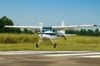 Cessna 180H Skywagon, PT-DAN, fabricado em 1967, na curta final para a cabeceira 35. (27/06/2007) Foto: Bruno Schmidt.
