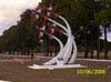 Monumento em aluso  Esquadrilha da Fumaa. A cor vermelha estava presente nos Tucanos do EDA - Esquadro de Demonstrao Area, ou Esquadrilha da Fumaa - at meados de 2000. (10/06/2006)