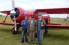 Da direita para a esquerda, Pedrinho Mello (Piloto do Brazilian Wingwalking Airshows), Ulisses Bergreen (piloto que trouxe o avio da argentina) e Jnior JUMBO, em frente ao Beech D17S Staggerwing, de prefixo argentino LV-XFN, pertencente ao Instituto Arruda Botelho. (31/05/2008) Foto: Jnior JUMBO.