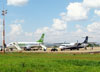  esquerda, Boeing 737-3Y0, PR-WJT, da Webjet, e Aerospatiale/Alenia ATR 72-202, PR-AZW, da Azul. (04/11/2011)