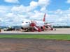 Airbus A-319-132, PT-MZC, da TAM, se preparando para desembarcar os passageiros e as bagagens e para ser reabastecido. (29/12/2006)