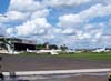 Avies estacionados em frente a um hangar de manuteno de aeronaves. (29/12/2006)