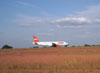 Airbus A320-232, (PR-MAE), da TAM, desacelerando na pista aps o pouso.