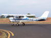 Cessna 150J, PT-AKY, da Mariano Escola de Aviao, taxiando no ptio da aviao geral. (02/09/2006)