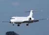 Fokker F-100, PT-MRC, ex-TAM, j com a pintura branca para devoluo, durante a aproximao final para o pouso, logo aps um vo de teste. (05/07/2007)