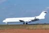 Fokker F-100, PT-MRC, ex-TAM, j com a pintura branca para devoluo, durante o pouso, logo aps um vo de teste. (05/07/2007)