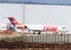 Fokker F-100 da TAM estacionado em frente a um dos hangares de manuteno da companhia. (12/05/2007)