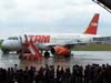 Airbus A319-132, PR-MAL, da TAM, estacionado no ptio em frente a torre de controle, aps o desembarque de turistas que vieram de Caldas Novas, Gois, em um vo fretado. (12/10/2006)