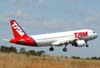 Airbus A320-214, PR-MHD, decolando do aeroporto de So Carlos. (28/05/2008). Foto: Valdemar Jnior