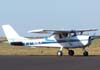 Cessna 150J, PT-AKY, da Mariano Escola de Aviao, entrando no ptio da aviao geral. (18/08/2007)