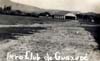 Antigo aeroporto de Guaxup, vendo-se a rstica pista de taxiamento cortando a pista de terra com 500 metros de comprimento e o pequeno hangar de madeira ao fundo. (1946) - Foto: Srgio Cardoso